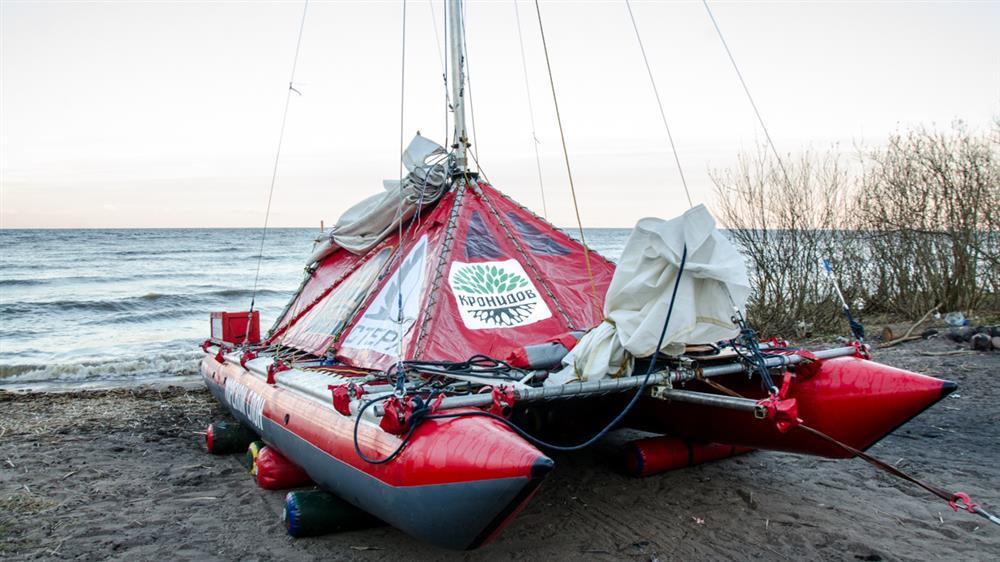 катамаран на реке